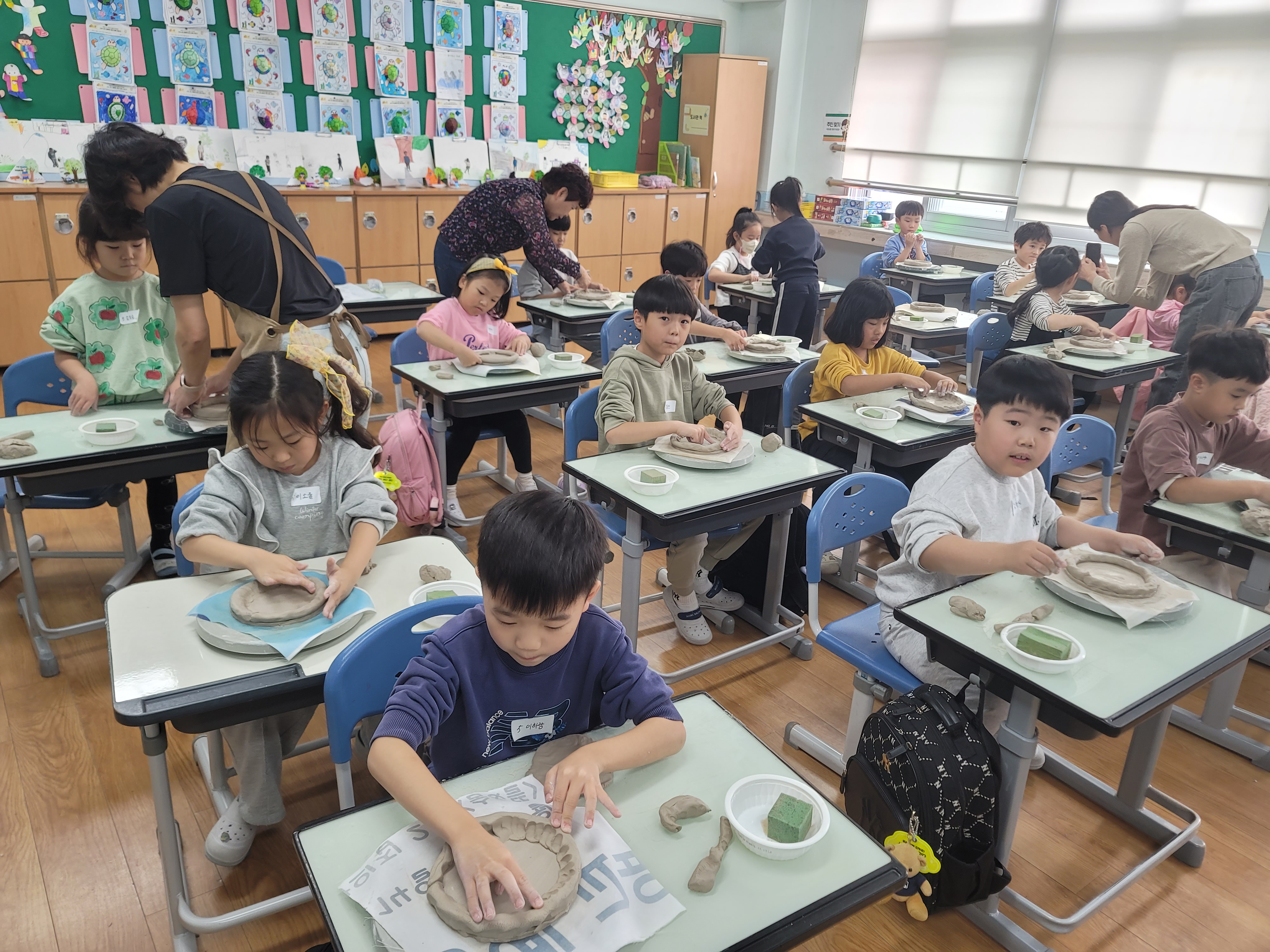 1학년 도자기 만들기 체험 사진